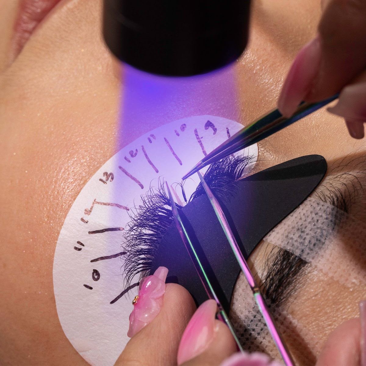 Aplicación de extensiones de pestañas con tecnología UV LED